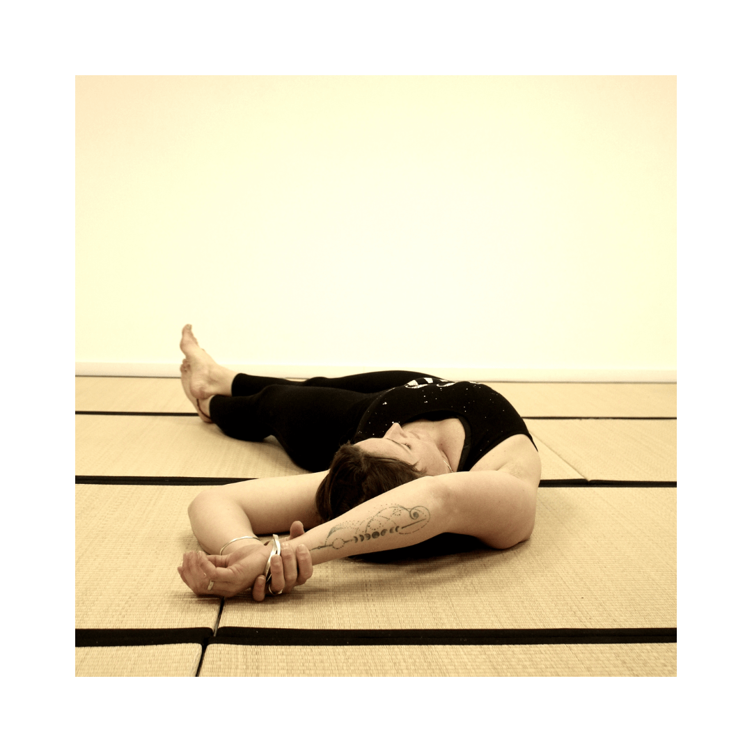 Postures de yin yoga en inclinaison